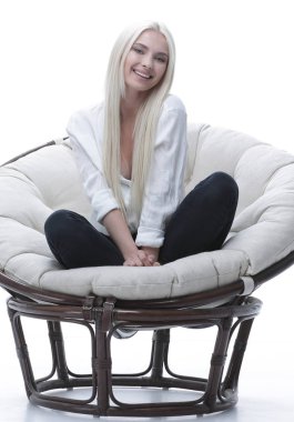 Kanepede rahat bir şekilde oturan güzel bir genç kadın.