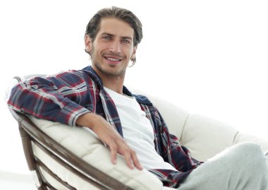 gülümseyen bir adam büyük bir koltukta otururken köpeğini okşayarak Close-Up.