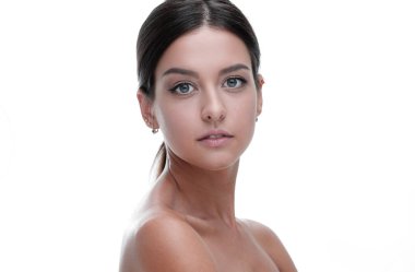 yakın çekim doğal makyaj ile genç bir kadın portresi.