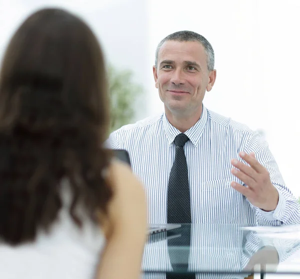 Consultor de negócios senta-se em sua mesa e consultar com seu cliente — Fotografia de Stock