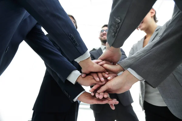Руки бизнес-команды вместе — стоковое фото