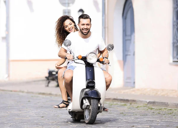 Cool adam ve güzel kız ifade ile scooter üzerinde sürme