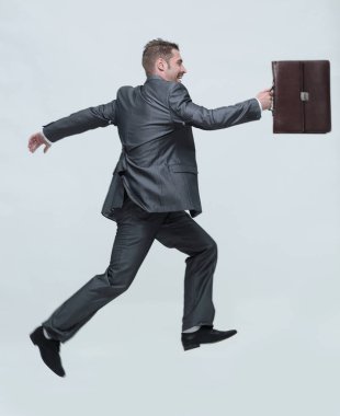 yan view.cheerful işadamı ile ileri adım evrak çantası