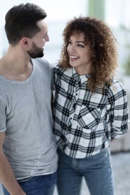 mutlu genç çift birbirlerine sarılıyor.