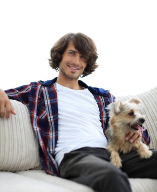 şık adam köpeğiyle kanepede oturan.