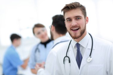gülen dost erkek doktor portresi