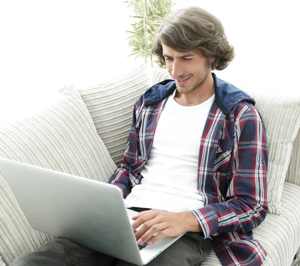 Genç adam kanepede oturan laptop çalışma — Stok fotoğraf