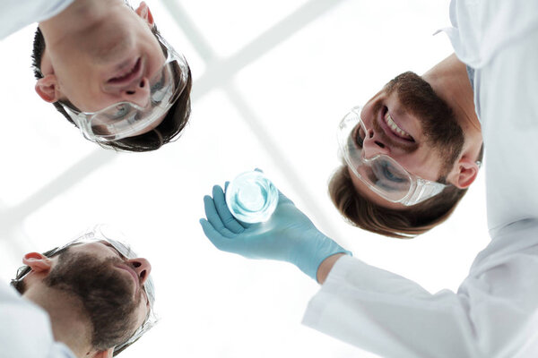 Группа ученых изучает жидкость в маяке
