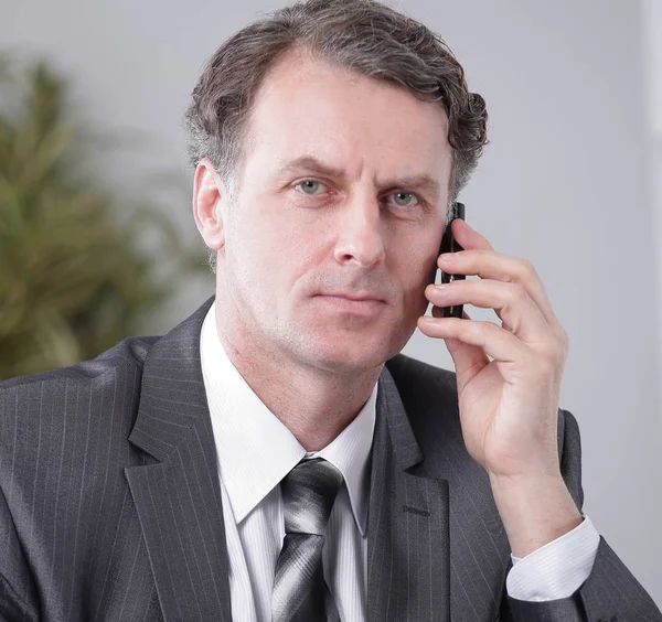 Homme d'affaires ayant une conversation téléphonique sur le lieu de travail — Photo