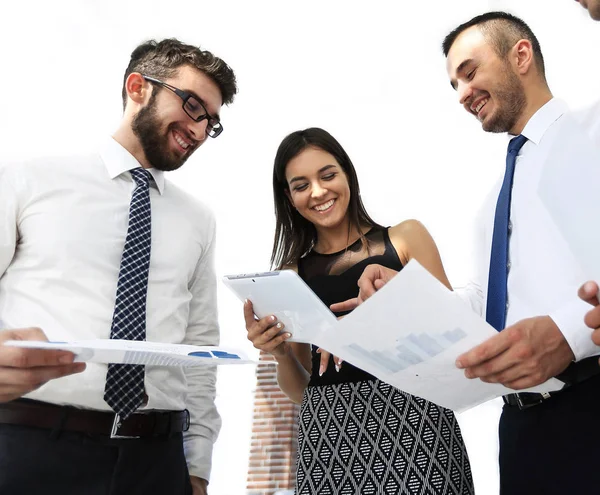 Primer plano del equipo empresarial que examina los documentos de trabajo —  Fotos de Stock