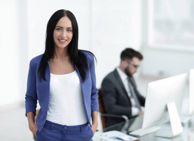 başarılı genç iş kadını çekici emin gülümseme ile