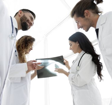 Doktor Röntgen tartışırken grup