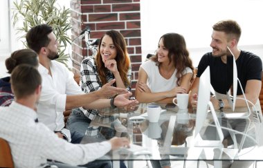 mevcut sorunların tartışılması gülümseyen