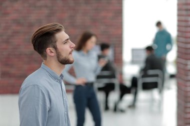 Genç işadamının portresi.