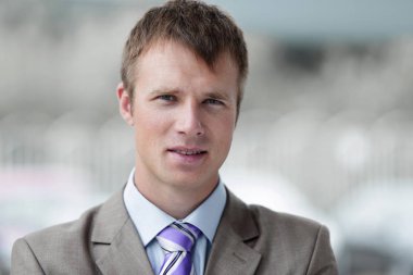 Gri takım elbiseli genç mutlu başarılı iş adamı