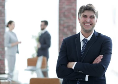 mutlu başarılı olgun iş adamı portresi