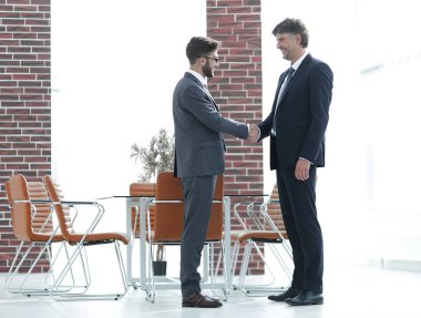 İki iş adamları el ofiste sallamak.