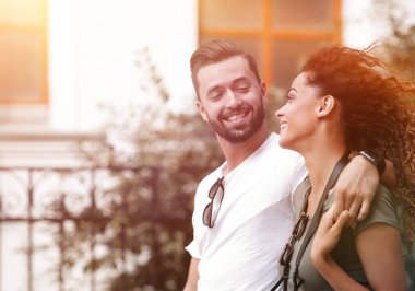 Kentsel sokakta yürüyen genç Çift