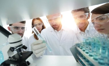 Laboratuvarda çalışan Eczacılar grubu.