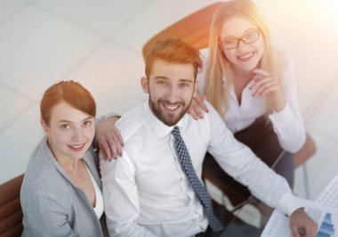 masada oturan ve kameraya bakarak başarılı iş takım.