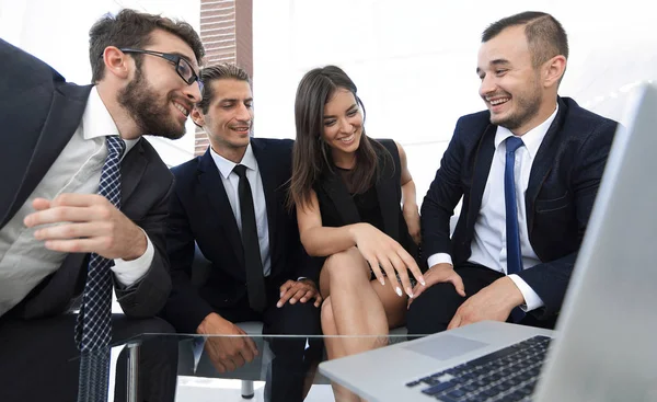 Closeup.business ekibi dizüstü bilgisayarda çalışıyor. — Stok fotoğraf