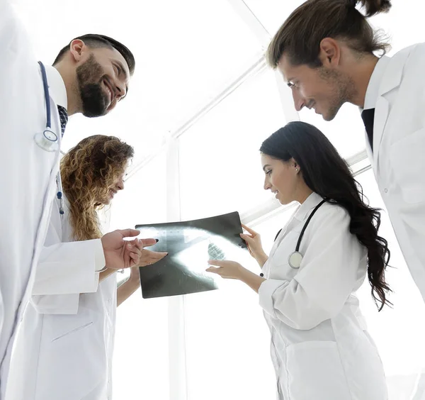 Doktor Röntgen tartışırken grup