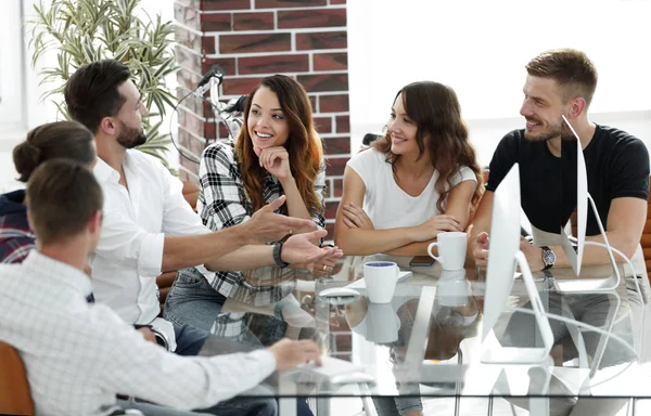 mevcut sorunların tartışılması gülümseyen