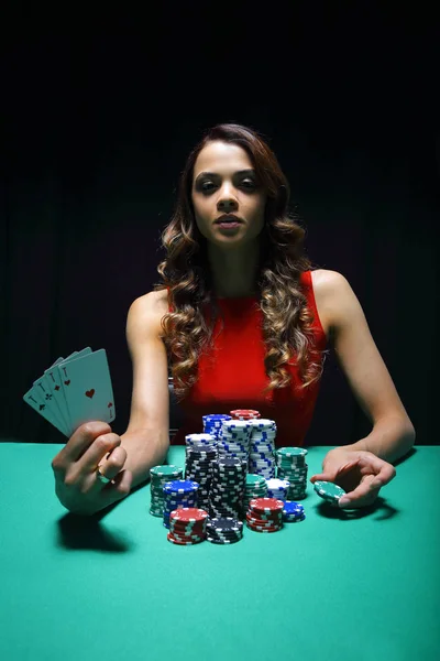 Красива жінка з фішками казино чорний — стокове фото