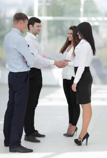 Mulheres de negócios handshake e parceiro de negócios — Fotografia de Stock