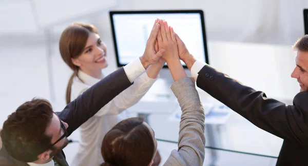 Succesvol business team geven elkaar een high five — Stockfoto