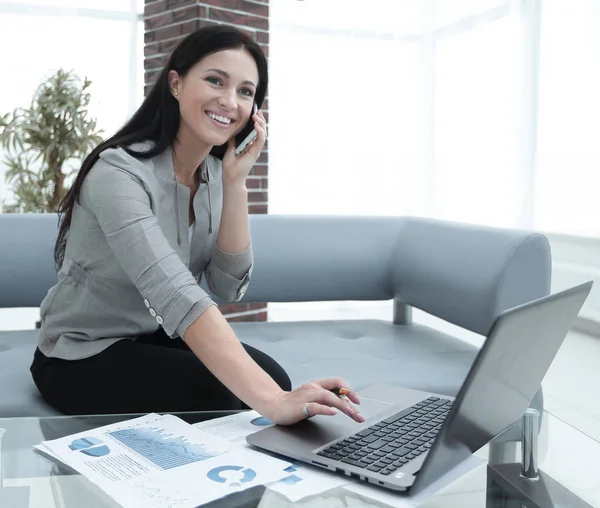 Moderne zakenvrouw bespreken van financiële problemen op de smartphone — Stockfoto