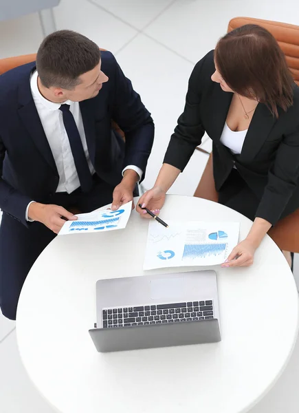 Hombre de negocios y mujer de negocios discutiendo esquema de marketing —  Fotos de Stock