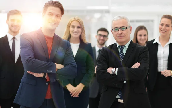 Affärspartners som står framför det business-teamet. — Stockfoto