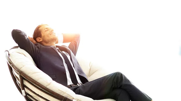 Χαλαρωτικό σε μεγάλη άνετη πολυθρόνα ευτυχής επιχειρηματίας — Φωτογραφία Αρχείου