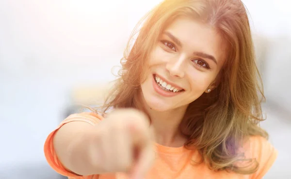 Close-up van een zeker jonge vrouw toont hand naar voren. — Stockfoto