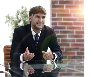 Toplantıdan önce masada oturan Yöneticisi