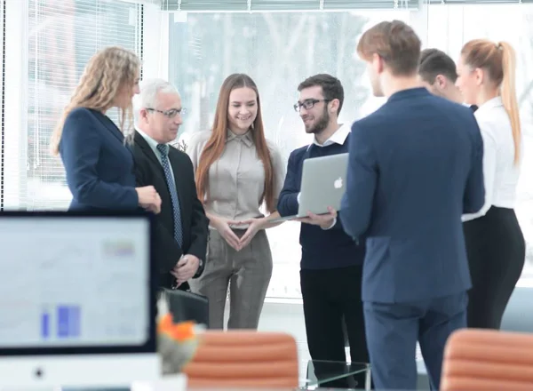 Succesvolle business team discussiëren over documenten en ideeën die permanent in de buurt van bureaublad — Stockfoto