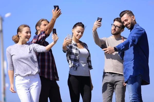 Grupo de jóvenes tomando una selfie . — Foto de Stock