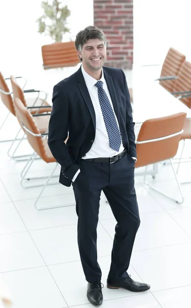 Uomo d'affari in piedi in una sala riunioni vuota — Foto Stock