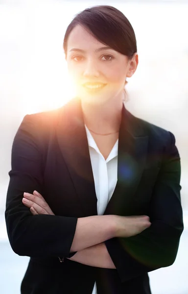 Exitosa joven mujer de negocios en el fondo de la oficina . — Foto de Stock