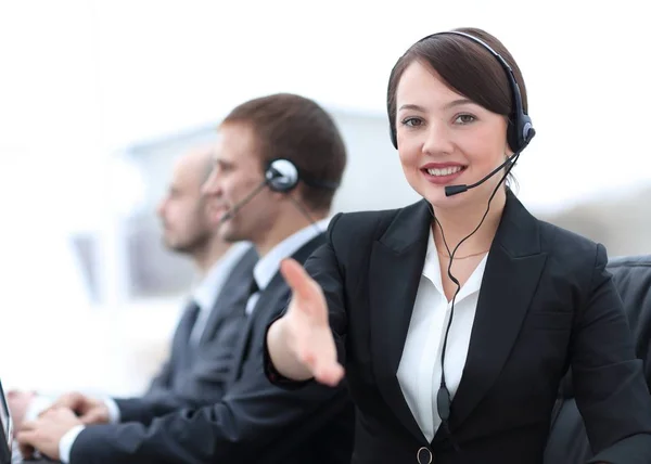 Gerente de call center estende a mão para apertar as mãos . — Fotografia de Stock