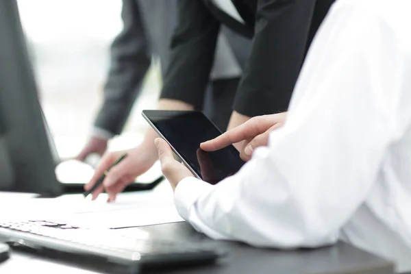 Imagem da mão humana apontando para touchscreen no ambiente de trabalho — Fotografia de Stock