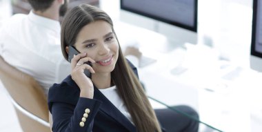 cep telefonunu konuşurken ciddi kadın çalışan