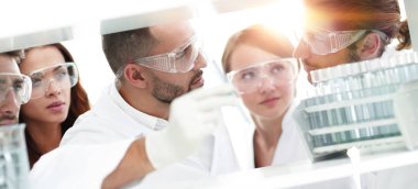 bir doktor-eczacı closeup ve laboratuvarda çalışan arkadaşları.