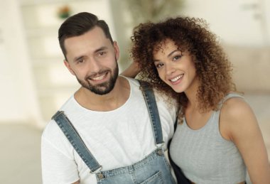 Yeni bir evde duran mutlu genç insanlar