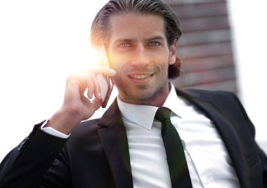 İş adamı akıllı telefondan konuşuyor..