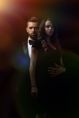 şık erkek ve kadın yan yana studio poz.