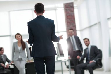 kadın onun alt çalışma ile memnun değil