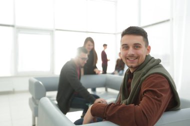 Modern adam arka planda ofis.