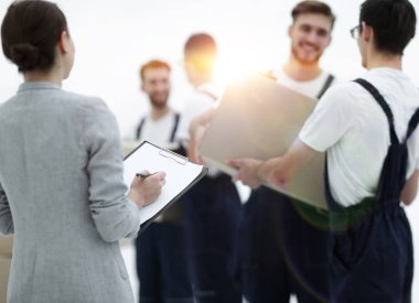 Kargo taşımacılığında nişanlı profesyonellerinden oluşan bir ekip,